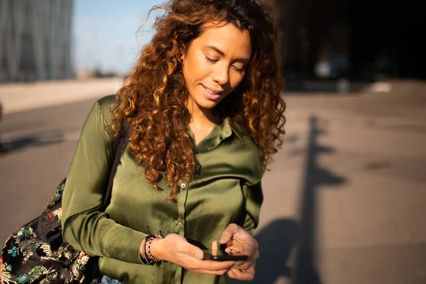 美しい混合人種の女性の肖像画は 市内の屋外携帯電話でテキストメッセージ — ストック写真