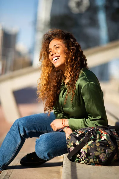 Portrét Cestovní Ženy Taškou Sedící Venku Schodech Usmívající — Stock fotografie