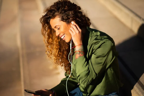 Портрет Счастливой Молодой Женщины Сидящей Ступеньках Города Слушающей Музыку Наушниками — стоковое фото