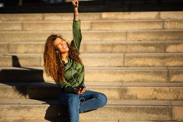 Портрет Щасливої Жінки Сидить Сходах Насолоджуючись Прослуховуванням Музики — стокове фото