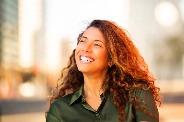 Güzel Genç Bir Latin Kadının Portresi Başka Tarafa Bakıyor Gülümsüyor — Stok fotoğraf