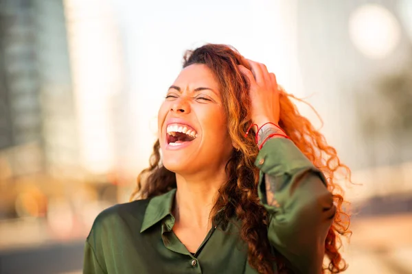 Detailní Záběr Portrét Mladé Latinské Ženy Smějící Venku — Stock fotografie