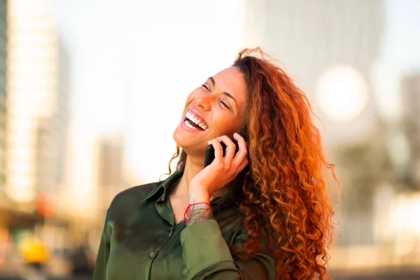 Närbild Porträtt Skrattande Ung Latinkvinna Njuter Att Prata Mobiltelefon Utomhus — Stockfoto