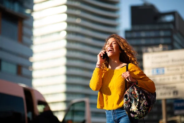 Porträtt Skrattande Ung Latinamerikansk Kvinna Med Väska Talar Mobiltelefon När — Stockfoto