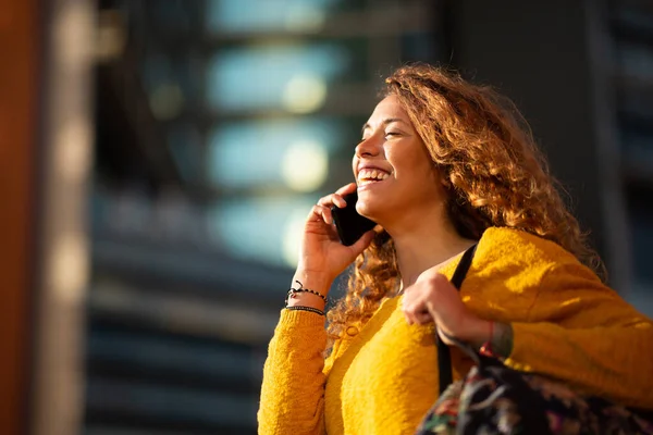 Porträtt Glad Ung Latinamerikansk Kvinna Med Väska Talar Mobiltelefon När — Stockfoto