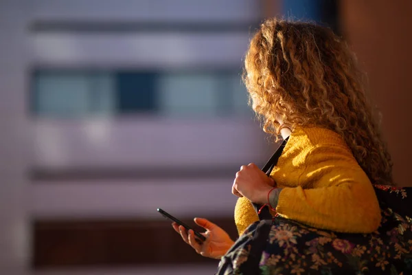 Боковой Портрет Молодой Женщины Гуляющей Сумкой Мобильным Телефоном Улице Городе — стоковое фото