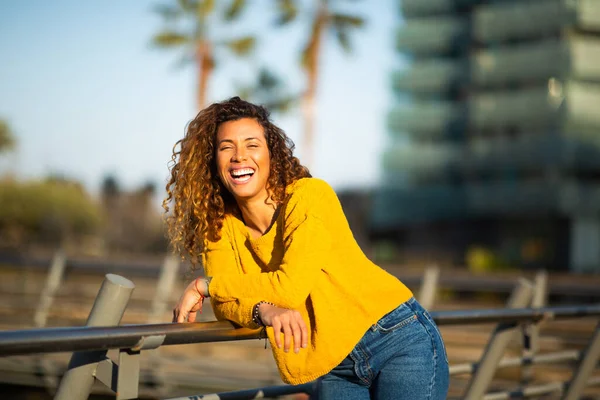 Портрет Усміхненої Молодої Іспаномовної Жінки Спирається Перила Дивлячись Камеру Сміючись — стокове фото