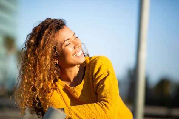 Retrato Una Joven Latina Feliz Sonriendo Afuera Ciudad — Foto de Stock
