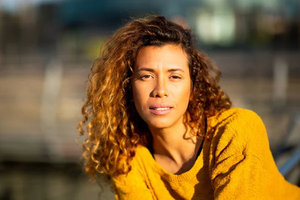 Porträtt Självsäker Ung Latinkvinna Stirrar Kameran Utanför Staden — Stockfoto