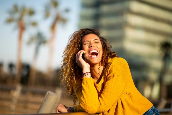 Πορτρέτο Του Γέλιου Νεαρή Μελαχρινή Γυναίκα Μιλάει Στο Έξυπνο Τηλέφωνο — Φωτογραφία Αρχείου