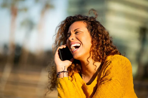 Närbild Porträtt Skrattande Ung Latinamerikansk Kvinna Talar Mobiltelefon Utanför Staden — Stockfoto