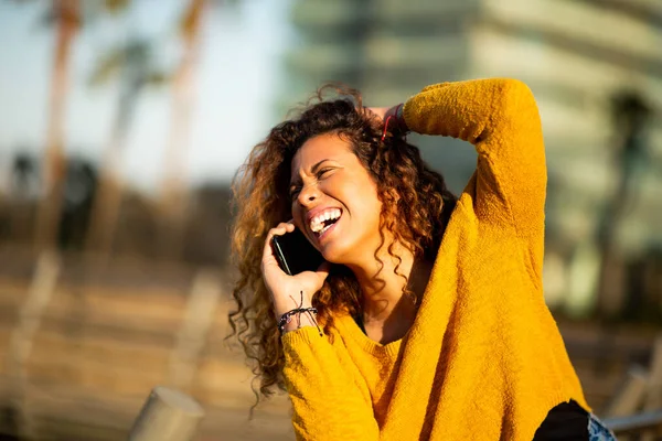 一个快乐的年轻拉丁女子在城外打电话的画像 — 图库照片