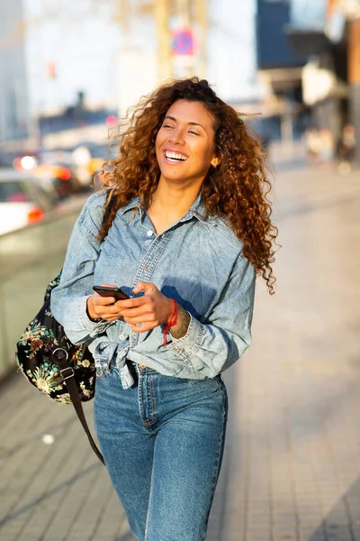 Retrato Hermosa Joven Latina Viajera Caminando Con Bolsa Teléfono Móvil — Foto de Stock