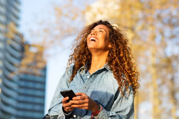 Portret Van Een Mooie Jonge Latijnse Vrouw Glimlachend Met Telefoon — Stockfoto