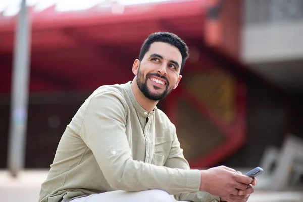Retrato Jovem Árabe Homem Sorrindo Fora Com Telefone Celular — Fotografia de Stock