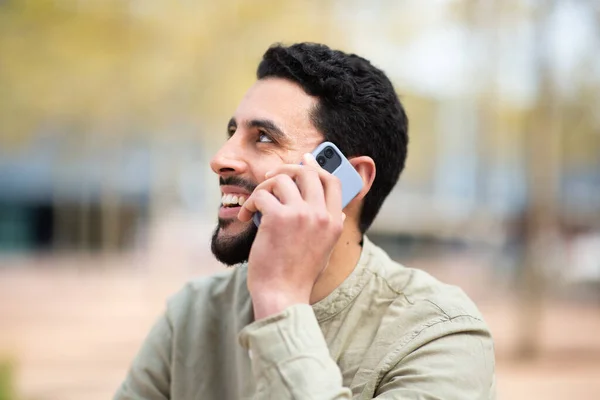 Detail Portrét Šťastný Mladý Arabský Muž Mluví Mobilním Telefonu Venku — Stock fotografie