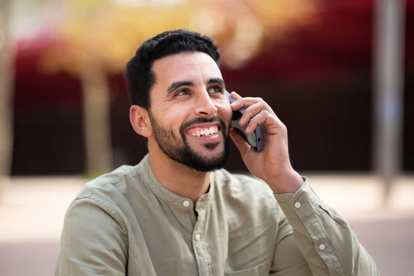 Detailní Záběr Portrét Usmívající Mladý Arabský Chlap Mluví Mobilním Telefonu — Stock fotografie