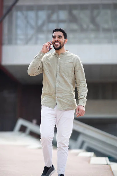 Портрет Красивого Молодого Арабика Идущего Разговаривающего Мобильному Телефону Улице — стоковое фото