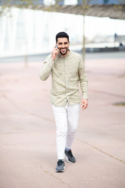 Πλήρες Πορτρέτο Του Χαμογελαστού Νεαρού Αραβικού Άνδρα Που Περπατά Έξω — Φωτογραφία Αρχείου