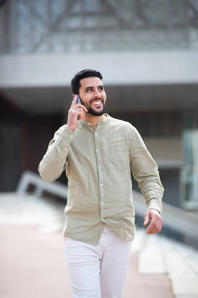 Portrét Mladého Araba Chůzi Venku Mluví Mobilní Telefon — Stock fotografie