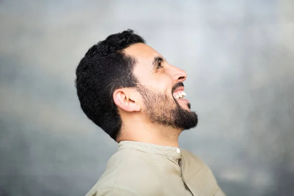 Perfil Retrato Jovem Norte Africano Cara Com Sorrindo Contra Fundo — Fotografia de Stock