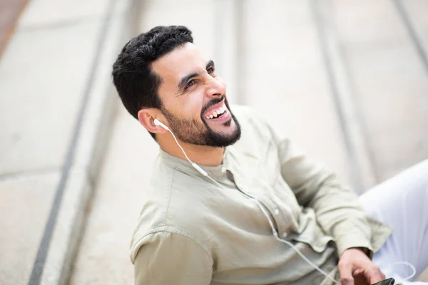 Retrato Lateral Del Hombre Árabe Sonriente Escuchando Música Con Auriculares — Foto de Stock