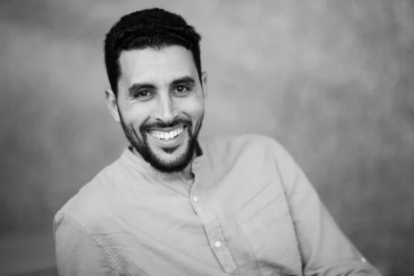 Zblízka Černobílý Portrét Mladého Arabského Muže Dívá Kameru Usmívá Šedém — Stock fotografie