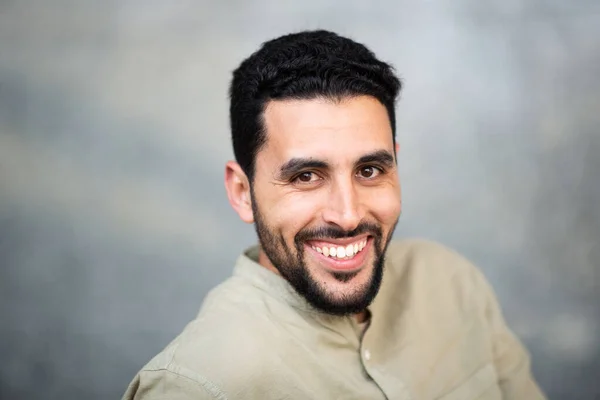 Yakışıklı Orta Doğulu Genç Adamın Yakın Portresi Kameraya Bakıyor Gri — Stok fotoğraf