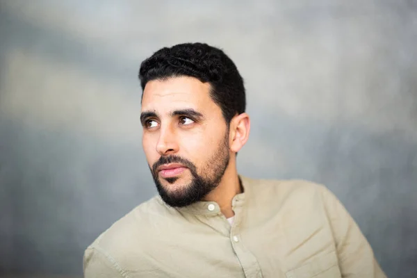 Close Retrato Jovem Árabe Homem Olhando Para Longe Com Expressão — Fotografia de Stock