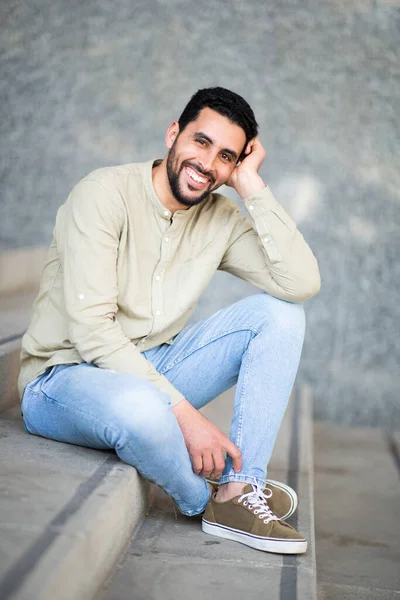 Porträtt Leende Ung Arabisk Man Sitter Trappor Tittar Kameran — Stockfoto