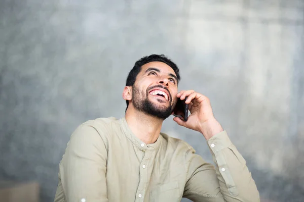 Cep Telefonuyla Konuşan Gülümseyen Arap Bir Gencin Yakın Portresi — Stok fotoğraf