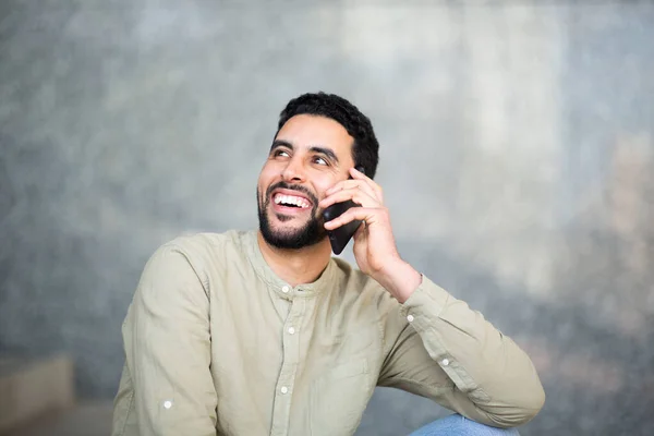 Kuzey Afrikalı Neşeli Genç Adamın Cep Telefonuyla Konuşan Portresini Yakından — Stok fotoğraf