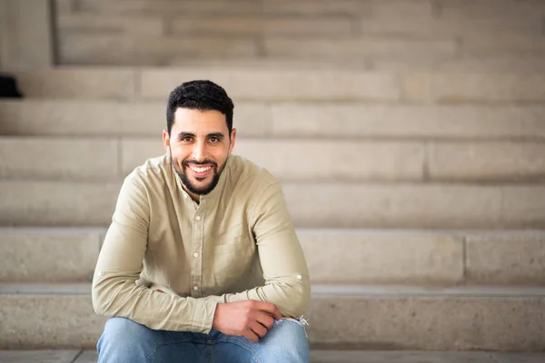 Portrét Pohledného Mladého Muže Blízkého Východu Sedícího Schodech Usmívajícího — Stock fotografie