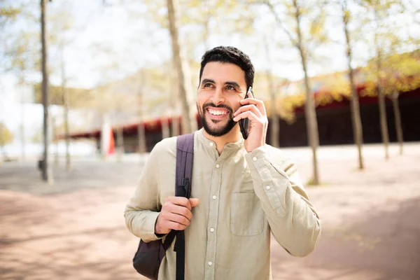 Портрет Улыбающегося Молодого Арабика Выходящего Улицу Сумкой Разговаривающего Мобильному Телефону — стоковое фото