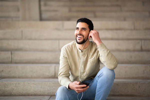 Retrato Jovem Árabe Feliz Ouvindo Música Com Celular Sentado Passos — Fotografia de Stock