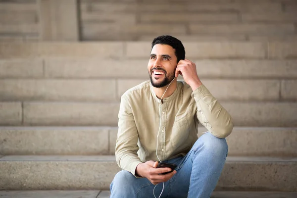 Portrait Jeune Homme Arabe Heureux Écoutant Musique Avec Téléphone Portable — Photo