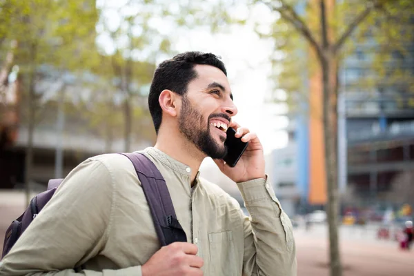 Портрет Счастливого Молодого Североафриканца Выходящего Улицу Сумкой Разговаривающего Мобильному Телефону — стоковое фото