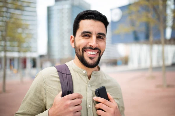 Retrato Jovem Sorridente Oriente Médio Segurando Telefone Celular Andando Fora — Fotografia de Stock