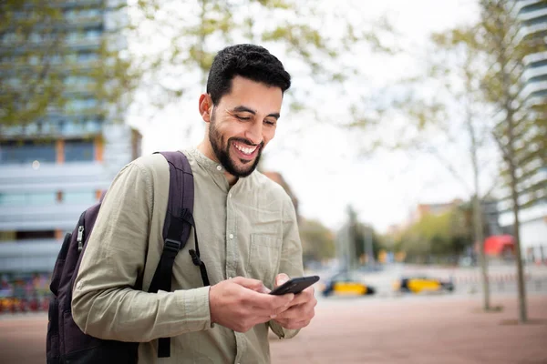 Портрет Красивого Молодого Ближневосточного Мужчины Выходящего Улицу Сумкой Использующего Мобильный — стоковое фото