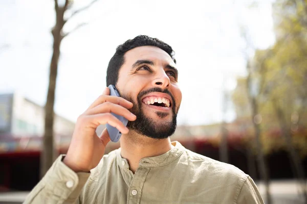 Detail Portrét Usmívající Mladý Arabský Muž Mluví Mobilním Telefonu Venku — Stock fotografie