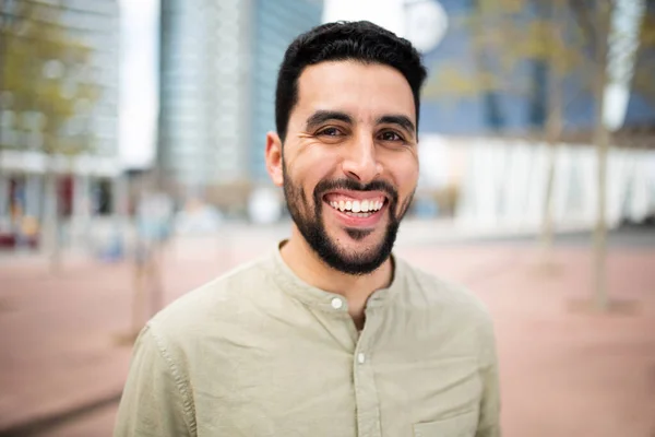 Zblízka Portrét Veselého Mladého Arabského Muže Usmívajícího Venku Městě — Stock fotografie