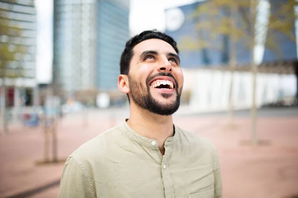 Close Retrato Despreocupado Jovem Árabe Homem Fora Cidade Olhando Para — Fotografia de Stock