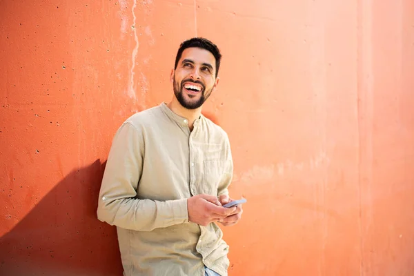 Retrato Homem Feliz Norte Africano Contra Parede Laranja Com Telefone — Fotografia de Stock