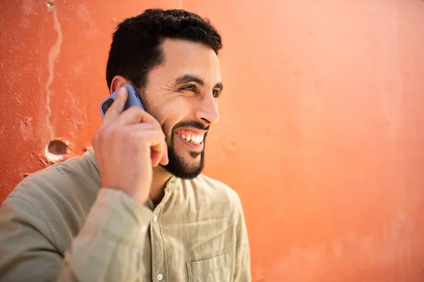 Nahaufnahme Porträt Eines Lächelnden Jungen Arabers Der Mit Seinem Handy — Stockfoto