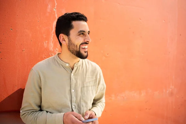 Portrét Veselého Mladého Arabského Muže Mobilním Telefonem Ruce Proti Oranžové — Stock fotografie
