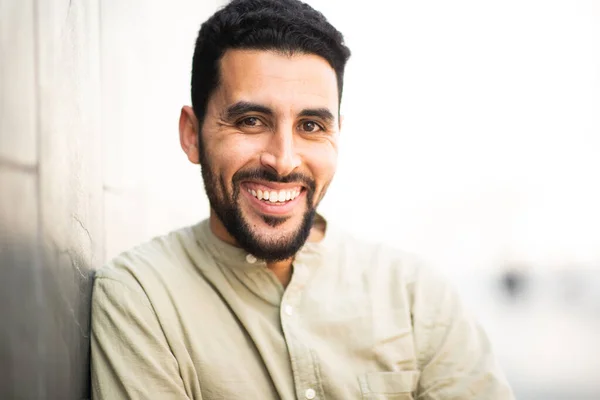 Detailní Záběr Portrét Šťastného Pohledného Arabského Muže Nakloněného Zdi Usmívajícího — Stock fotografie