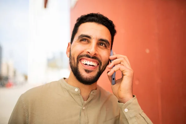 年轻英俊的中东男子在外面用手机交谈的特写 — 图库照片