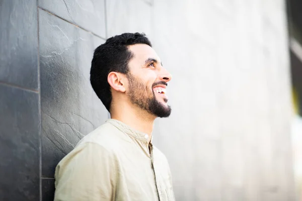Close Portret Van Vrolijke Jonge Arabisch Man Leunend Naar Een — Stockfoto