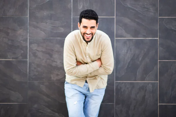 年轻快乐的阿拉伯男子的画像 手挽手站在黑色的瓷砖墙上 — 图库照片