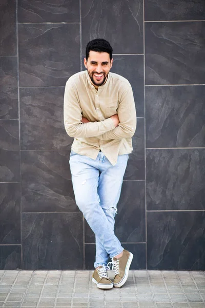 Kollarını Kavuşturup Kameraya Bakan Gülümseyen Arap Bir Adamın Tüm Vücut — Stok fotoğraf